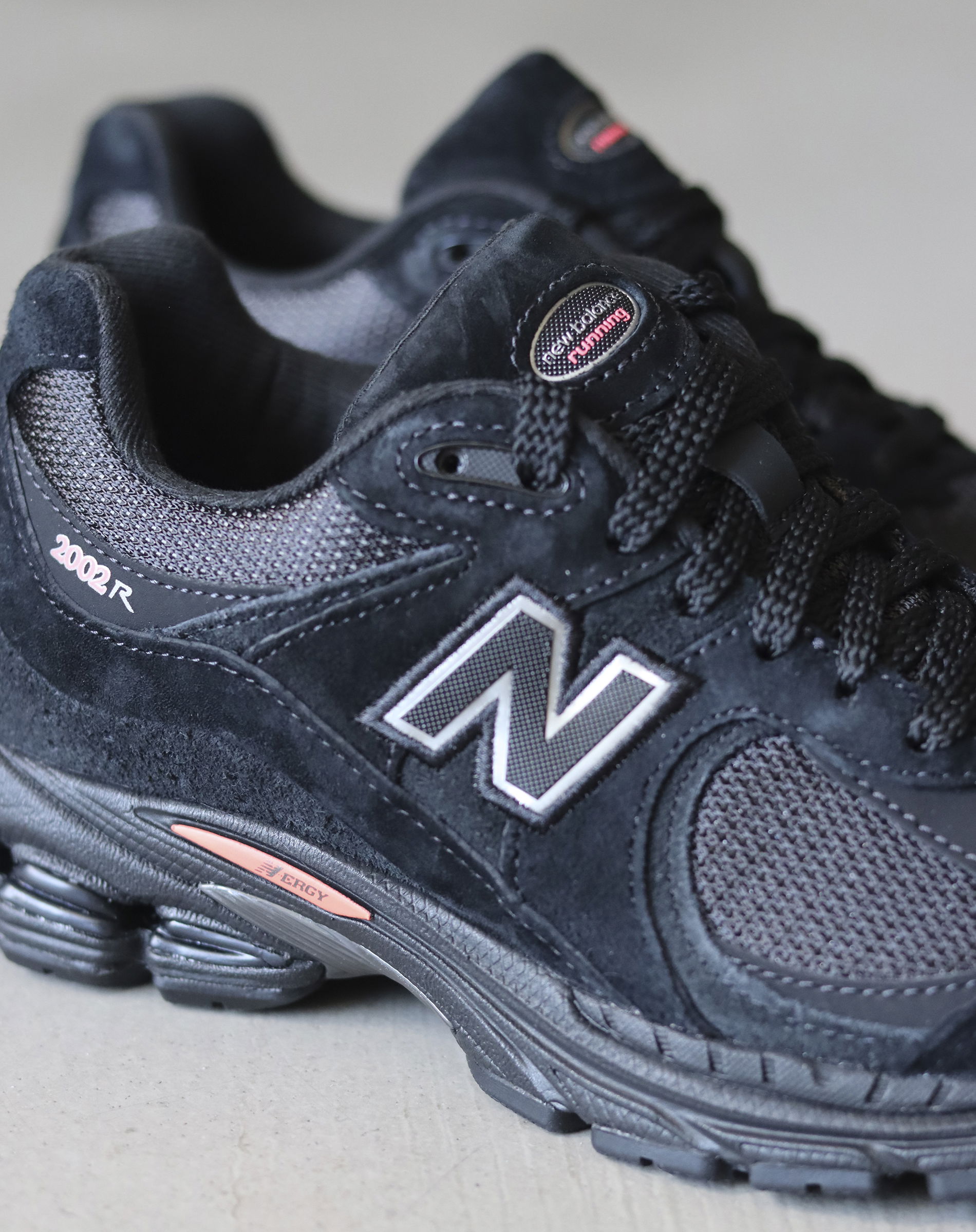 U2002RG Sneakers - Black/Urgent Red